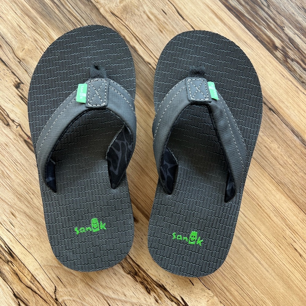 Sanuk kids flip flops